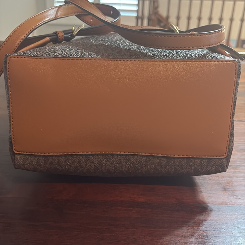 MICHAEL KORS Sheila Signature Backpack - Picture 6 of 13